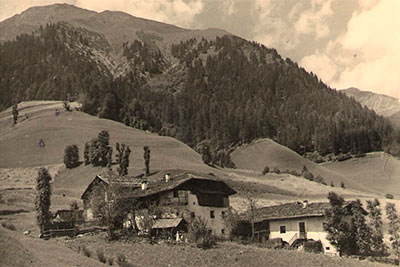 Baumannhof mit Nachbargebäude - Ursprungsfoto